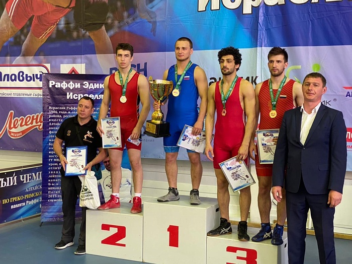 Боролись в финалах на алтайском ковре