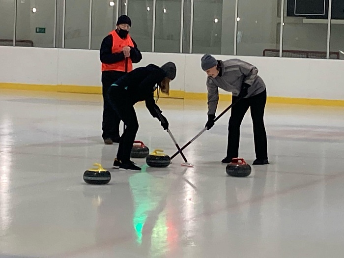 Сыграли в кёрлинг в честь Дня космонавтики