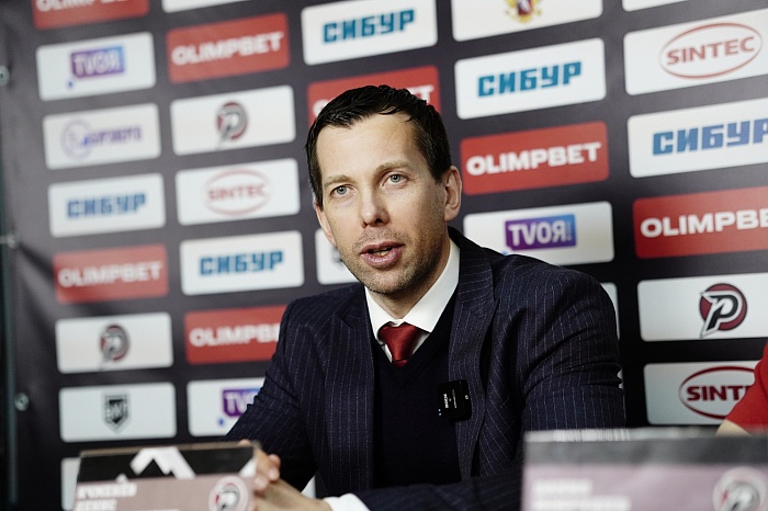 Главный тренер хоккейного клуба «Рубин» Денис Ячменёв: «Последние минуты встречи получились нервными, но тем ценнее будет победа»