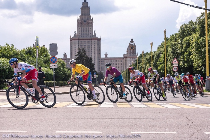 Пять дней мчались по московским улицам