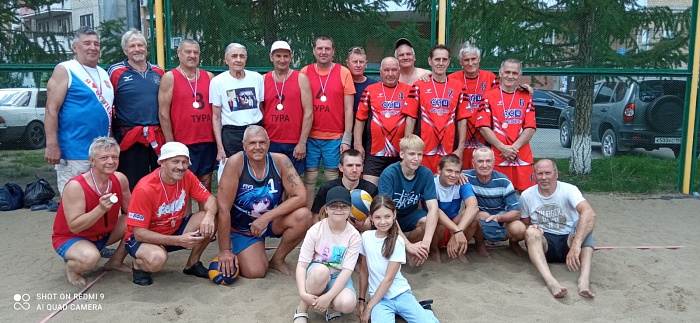 Тюменские ветераны волейбола отметили юбилей любимой игры турниром