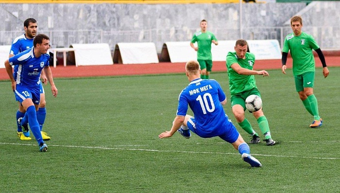 Фавориты громят соперников