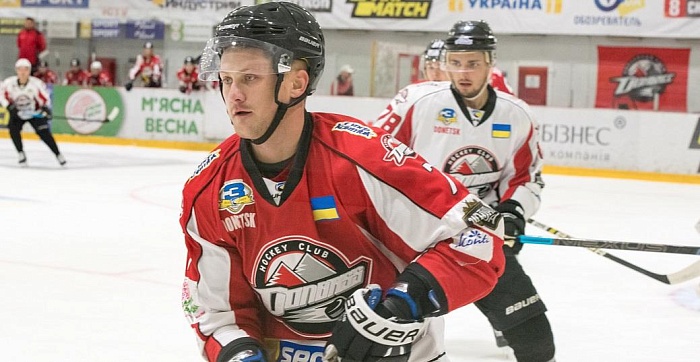 Юрий Сильницкий сражается за «Донбасс»…