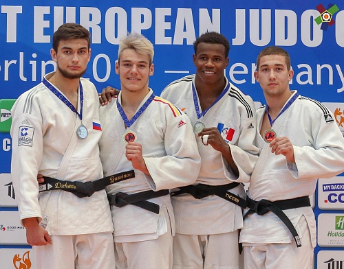 В Германии пробился на пьедестал почета