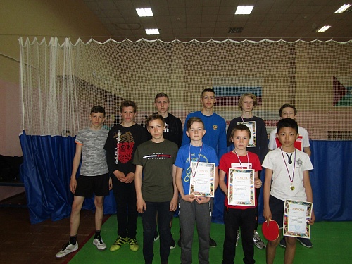 В Омутинском взяли в руки ракетки