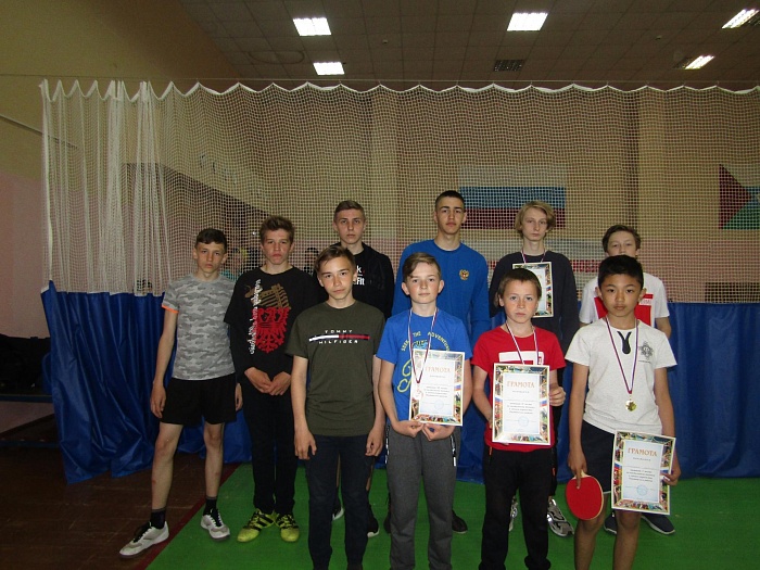 В Омутинском взяли в руки ракетки