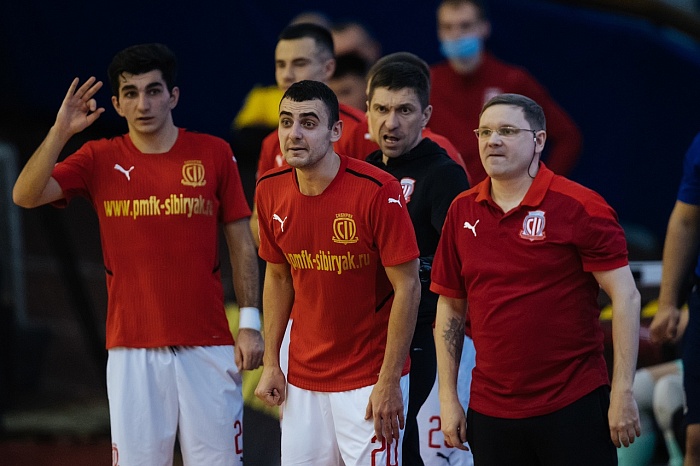 Гиорги Гавтадзе (крайний слева) и Сергей Иванов во время совместной работы в «Сибиряке»