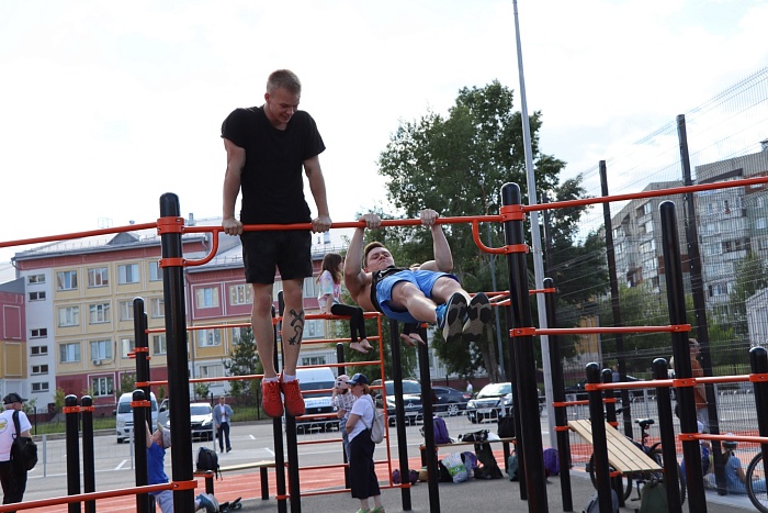 Полпред президента в УрФО Владимир Якушев: «Спортивные площадки «шаговой доступности» мотивируют людей на системные занятия физкультурой и спортом»