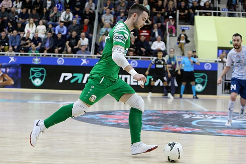 Вратарь футзального клуба «Тюмень» Денис Субботин: «Хорошо, что мне удалось отбить пенальти. Но и Кирилл был близок, чтобы закончить серию раньше»