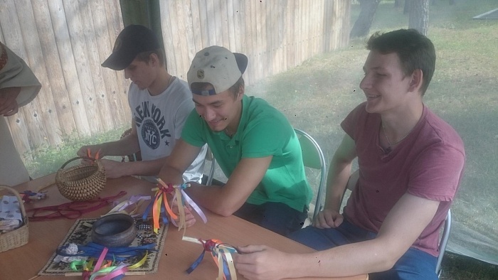 Хоккеисты «Рубина» посетили музей и провели «субботник»