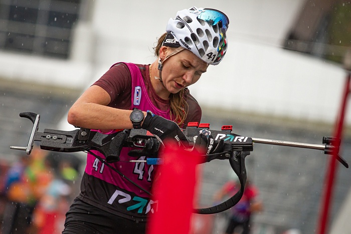 Тюменка Виктория Сливко стала чемпионкой России по летнему биатлону под проливным дождём!