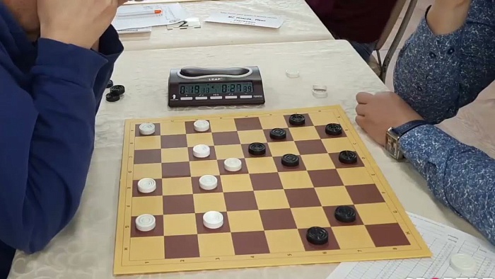 Тюменец Константин Ельцын обыграл гроссмейстера  Александра Гетманского в чемпионате страны по русским шашкам