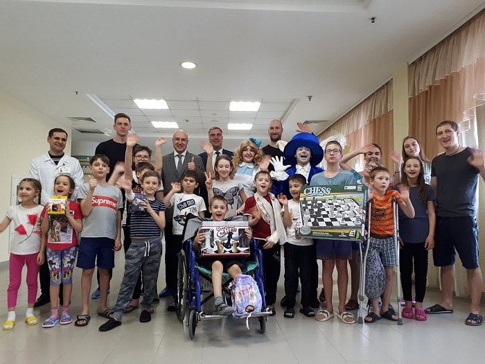 Волейболисты устроили праздник для детей