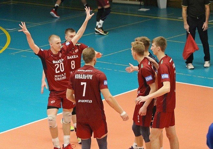 Молодежный «Факел» продолжает погоню за лидером