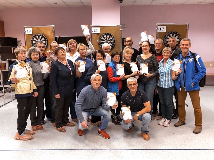 Старшее поколение сыграло в дартс