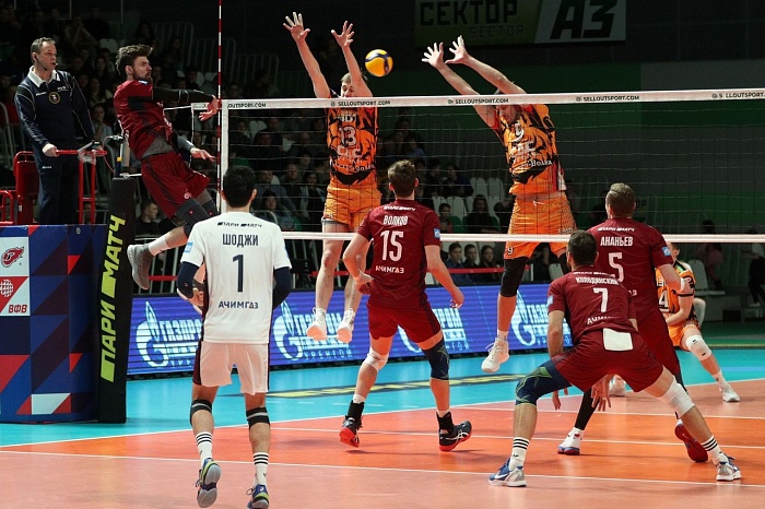 В родных стенах уступили чемпиону