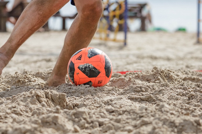 «Деловой мир» из Тюмени лидирует в первенстве страны по пляжному  футболу