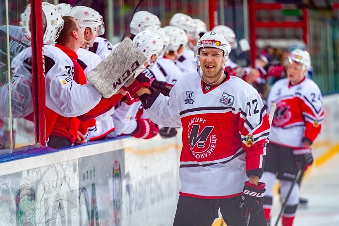 «Металлург» взяли под опеку омичи