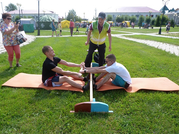Поднимали брёвна и приседали с коромыслом