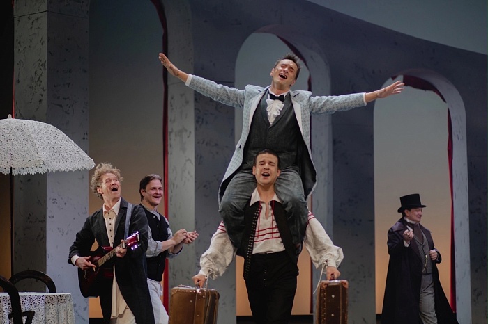 Неспортивная афиша на выходные в Тюмени: концерт Басты, история любви, стеклянная сказка