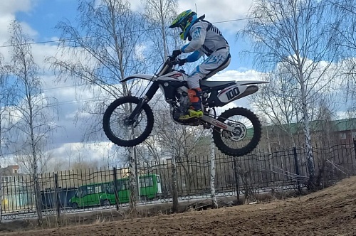 Тюменский мотогонщик Алексей Утусиков выиграл чемпионат Омской области