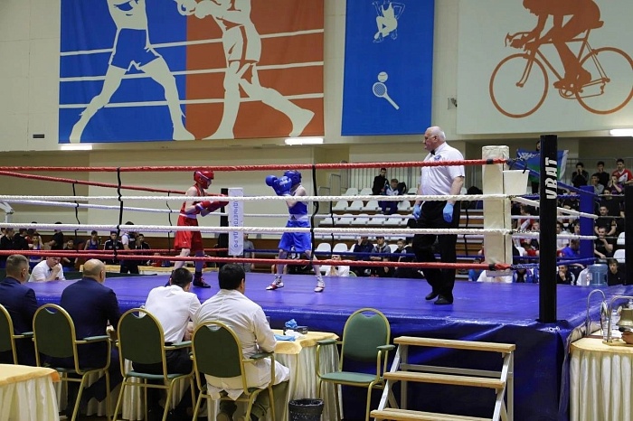 Тюменские спортсмены выступают на первенстве Урала по боксу с переменным успехом