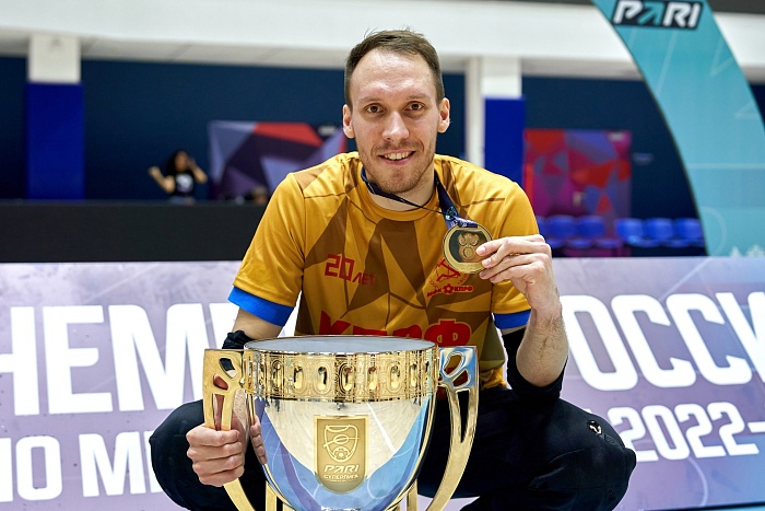 Вратарь КПРФ Дмитрий Путилов после победы в PARI-Суперлиге сезона 2022/2023