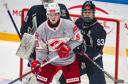 Тюменский хоккеист Александр Плесовских ведёт МХК «Спартак» к победам
