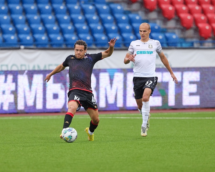 Экс-игрок футбольного клуба «Тюмень» Евгений Болотов забил гол в составе «Ротора»