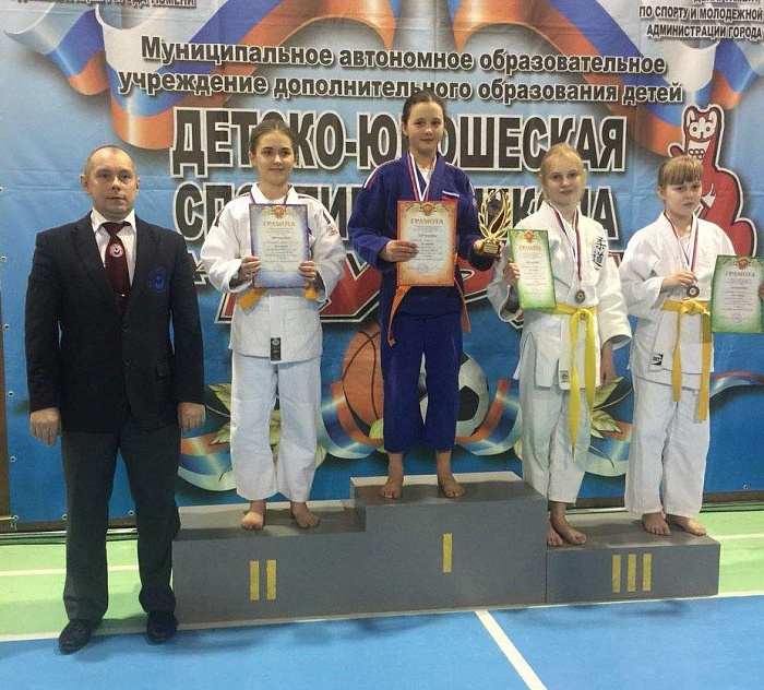 На татами взяли награды к празднику