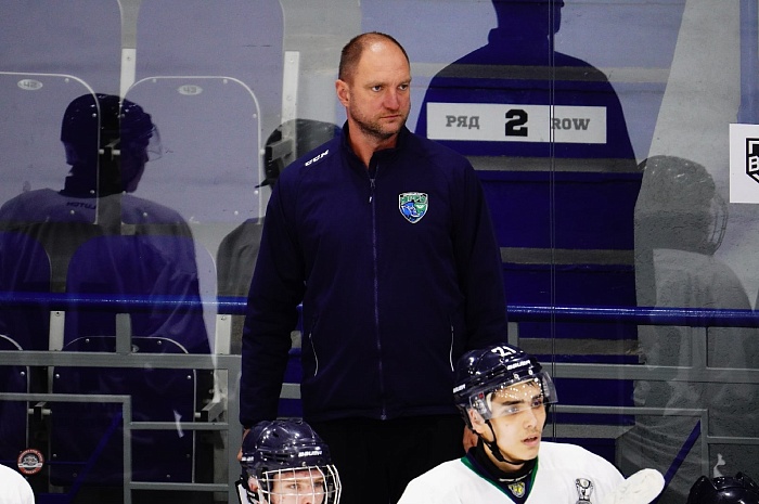 Тренер молодёжной хоккейной команды «Мамонты Югры» Дмитрий Алтарёв: «Первый матч мы провели с дороги, ехали семь часов»