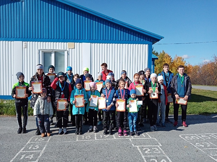 Лыжники бежали кросс