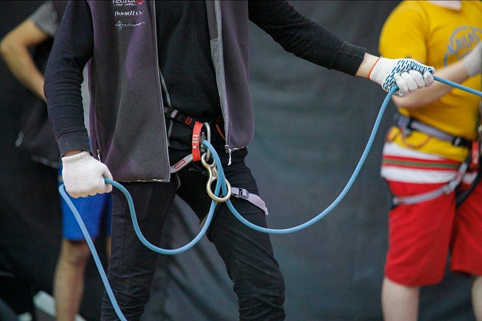 Юных скалолазов готовят к троеборью