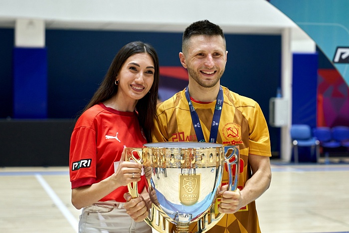 Нападающий мини-футбольного клуба КПРФ Сергей Крыкун: «С чемпионством первым из МФК «Тюмень» поздравил Тёма Антошкин»