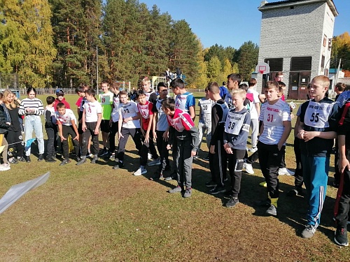 Школьники бежали «Осенний кросс»