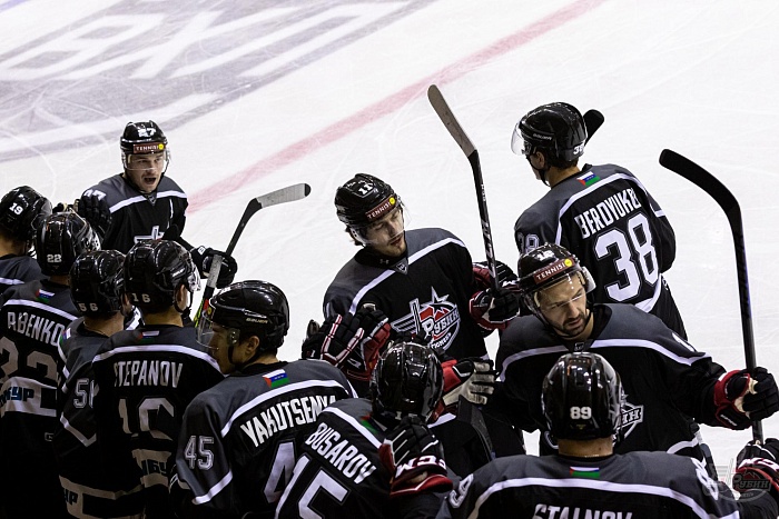 «Тюмень спортивная»: хоккеисты победно начали сезон, футболисты возглавили таблицу и другие сюжеты