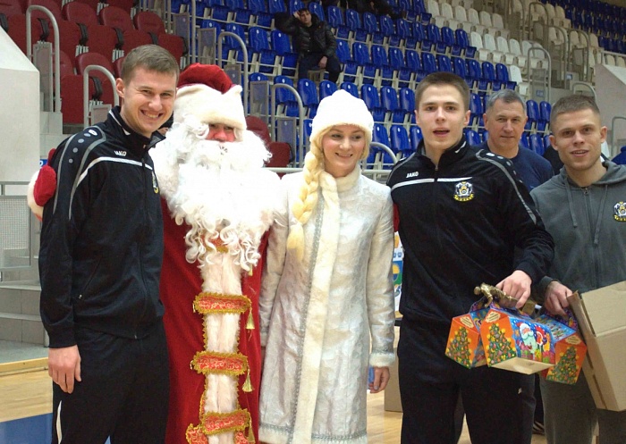 «Славстрой» и «Спортмода» вышли в стадию плей-офф Новогоднего турнира по мини-футболу