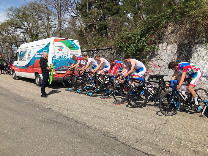 Открыли многодневку штурмом горы Ахун