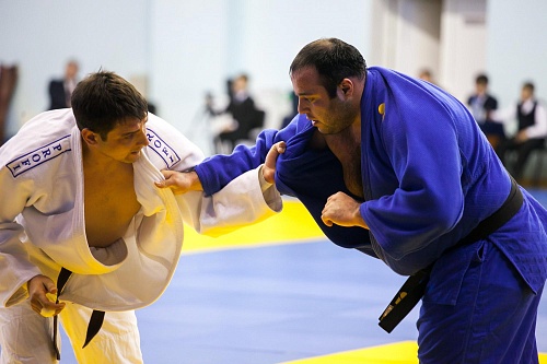 Выиграл награду среди тяжеловесов