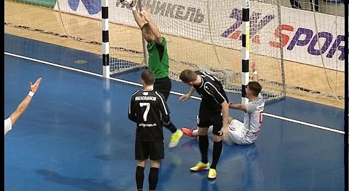 Дважды вынесли лидера! МФК "Тюмень" обыгрывает "Сибиряк"