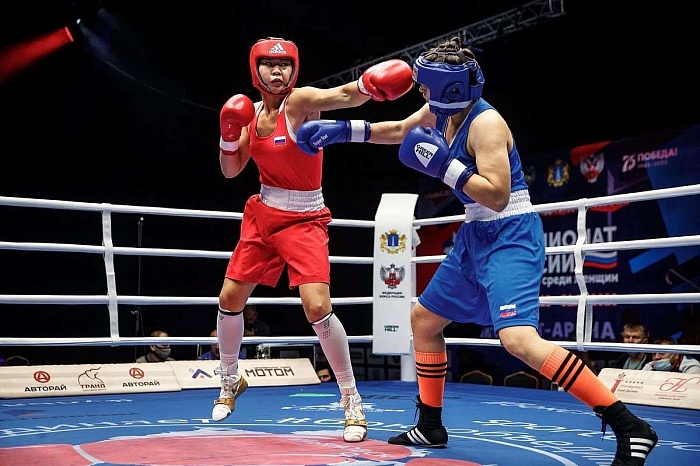 Альбина Молдажанова трижды отправила соперницу в нокдаун