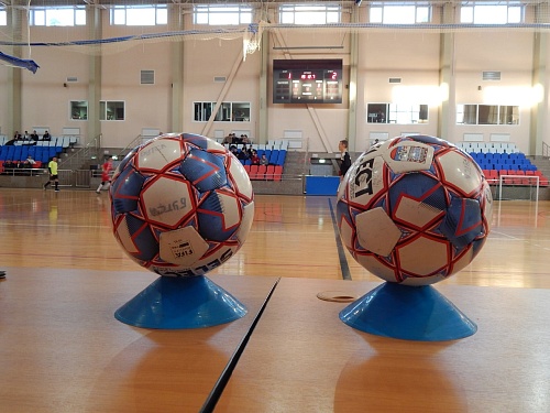 «Бутса» одолела «легионеров» и стала лидером открытого чемпионата Ишима по мини-футболу