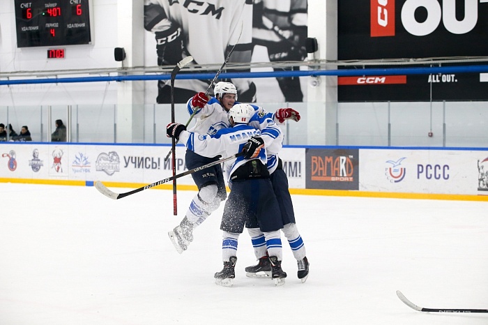 Тюменская студенческая хоккейная команда «Газовик» дважды победила в Омске