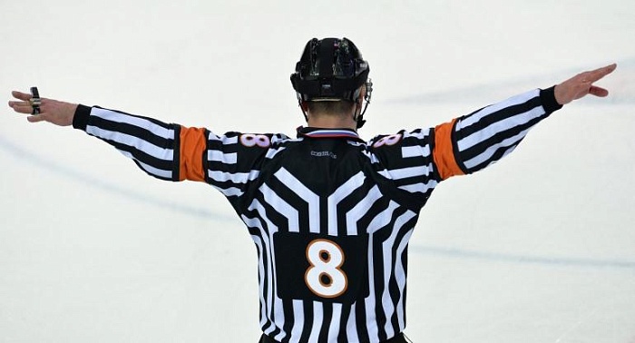 Тюменских судей наградили золотыми свистками