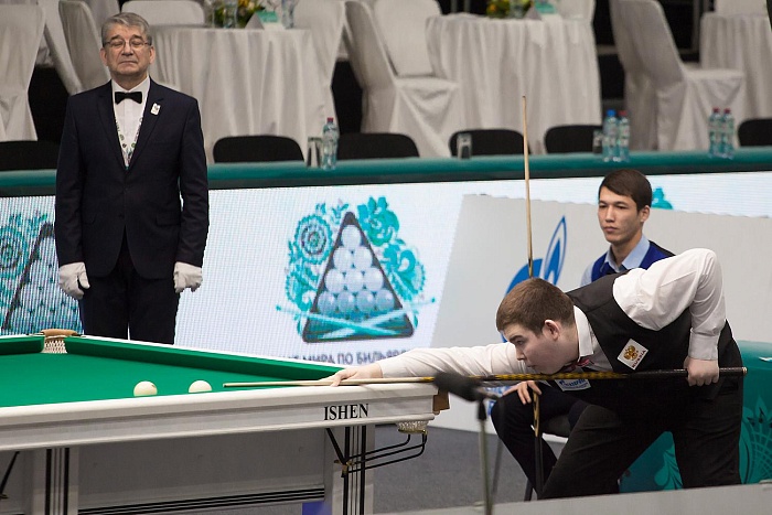 Молодежь в Казани сражалась в русский бильярд
