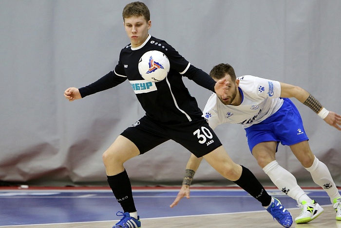 Главный тренер мини-футбольной команды «Тюмень-дубль» Евгений Осинцев: «Александр Дерябин пришёл к нам немножко вальяжный, на «расслабоне», но потом сделал правильные выводы»