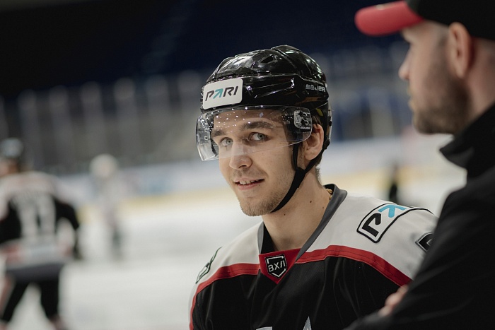 Тренер по физической подготовке хоккейного клуба «Рубин» Даниил Бабенко: «Подпишу заброшенную шайбу и поставлю дома»