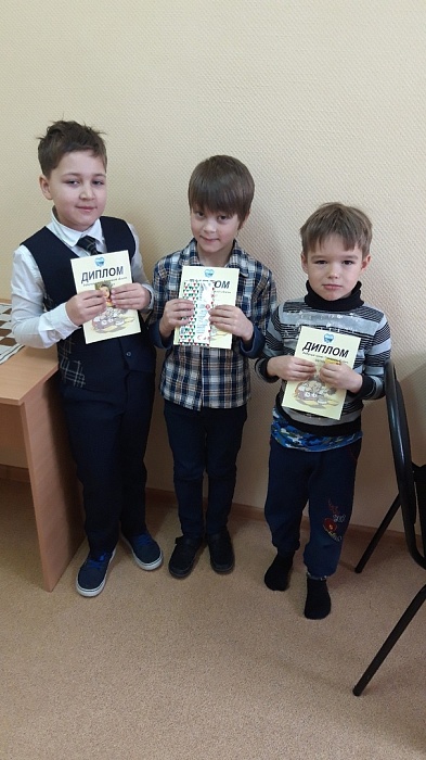 Игроки в шашки получили в подарок шоколадки