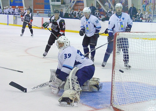 Дебютанты ВХЛ непобедимы на домашнем льду