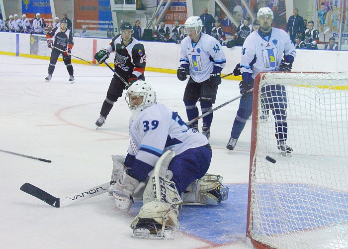 Дебютанты ВХЛ непобедимы на домашнем льду